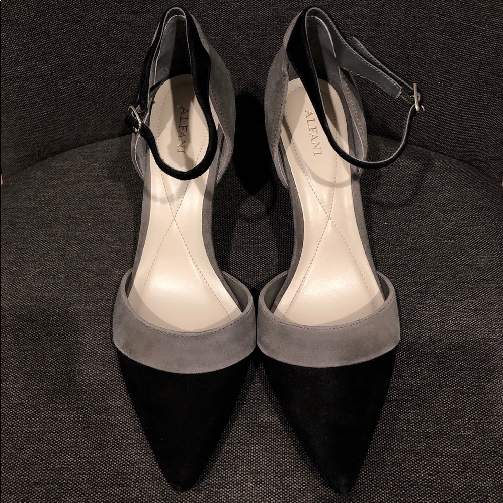 Pointed-toe adjustable buckle pumps suede  8M